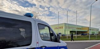 Ein Polizeifahrzeug steht in der Nähe des Gebäudes eines Obsthändlers in Groß Kreutz.