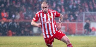 Berlins Sven Michel von Union Berlin spielt den Ball.