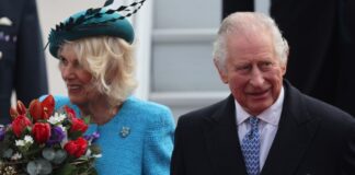 König Charles III. von Großbritannien und Königsgemahlin Camilla kommen am Flughafen BER an.