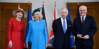 König Charles III. und Königin Camilla stehen mit Bundespräsident Frank-Walter Steinmeier und seiner Frau Elke Büdenbender im Schloss Bellevue.
