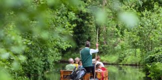 Touristen unternehmen eine Kahnfahrt im Spreewald.