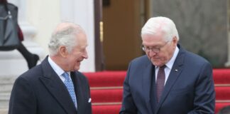 Bundespräsident Frank-Walter Steinmeier (r) verabschiedet den britischen König Charles III., als dieser Schloss Bellevue verlässt.