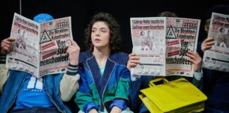 Helena Charlotte Sigal spielt mit weiteren Schauspielerinnen und Schauspieler in der Fotoprobe zur Neuinszenierung von „Linie 1“.