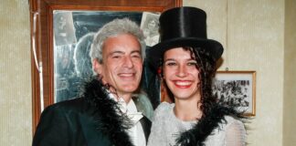 Gedeon Burkhard und seine Freundin Sascha Veduta kommen zu der Eröffnung von Madame Tussauds neuem Themenbereich „Goldene 20er“.
