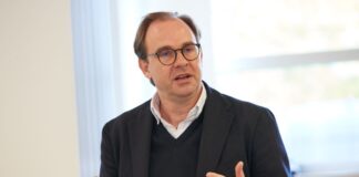 Henrik Falk spricht.