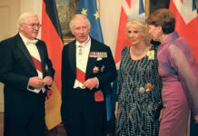 König Charles III. (2.v.l) und Königsgemahlin Camilla (2.v.r) sprechen mit Bundespräsident Frank-Walter Steinmeier und seiner Frau Elke Büdenbender.