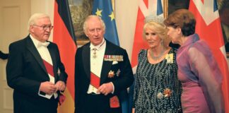 König Charles III. (2.v.l) und Königsgemahlin Camilla (2.v.r) sprechen mit Bundespräsident Frank-Walter Steinmeier und seiner Frau Elke Büdenbender.