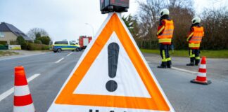 Ein Warndreieck steht in der Nähe einer Unfallstelle.
