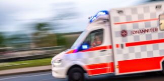 Ein Rettungswagen auf Einsatzfahrt.