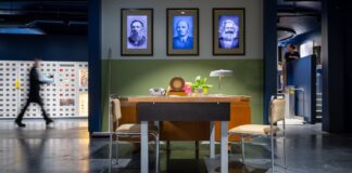Möbel und Bilder aus der Zeit der Deutschen Demokratischen Republik werden n in den Ausstellungsräumen des DDR-Museums präsentiert.