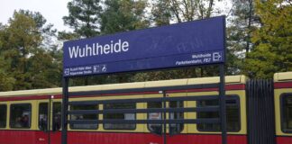 Eine S-Bahn am Bahnhof Wuhlheide in Treptow-Köpenick. Archivbild: IMAGO/Steinach.