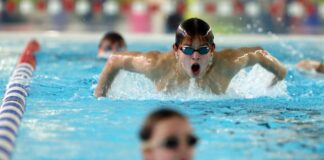 In neun Hallenbädern in Berlin wird das Wasser wieder wärmer. In den Schwimmerbecken wird allerdings weiter gespart. Bild: IMAGO / Frank Sorge