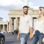 Die wahre Liebe zu finden, kann sich in Berlin als ganz schön schwierig entpuppen.Bild: IMAGO/Westend61