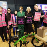 Queen Consort Camilla und Deutschlands First Lady Elke Büdenbender zollten den Bikeygees bei ihrem Besuch im Refugio Berlin Respekt und Anerkennung. Foto: IMAGO / i Images