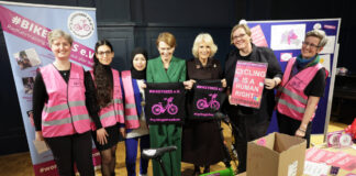 Queen Consort Camilla und Deutschlands First Lady Elke Büdenbender zollten den Bikeygees bei ihrem Besuch im Refugio Berlin Respekt und Anerkennung. Foto: IMAGO / i Images