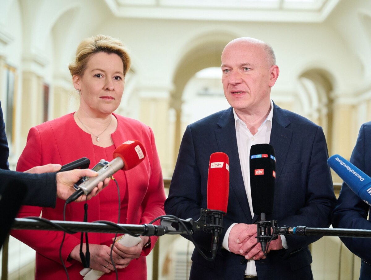 Franziska Giffey (SPD) und Kai Wegner (CDU) sprechen zu Journalisten.