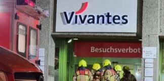 Feuerwehrleute sind am Klinikum am Urban im Einsatz. Bei dem Brand in einer Berliner Klinik sind drei Patienten und eine Krankenpflegerin schwer verletzt worden.
