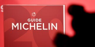 Der Guide Michelin für Deutschland wird am Rande der Verleihung der Sterne gezeigt.