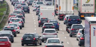 Fahrzeuge stehen auf einer Autobahn im Stau.