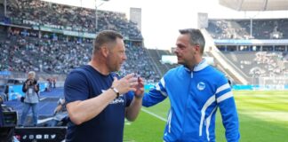 Hertha-Coach Pal Dardai (l) und Präsident Kay Bernstein unterhalten sich vor dem Spiel.