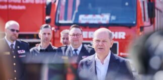 Bundeskanzler Olaf Scholz (SPD) spricht bei seinem Besuch der Feuerwehr Potsdam und des Projekts «Feuerwehr-Hilfsbrücke-Ukraine».