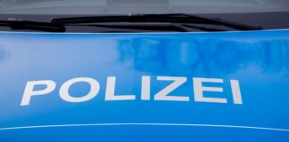 Der Polizei-Schriftzug steht auf einem Einsatzfahrzeug.