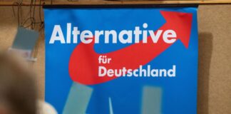 Auf einem AfD-Parteitag hängt ein Plakat mit dem Schriftzug «Alternative für Deutschland».