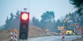 Baufahrzeuge arbeiten auf der Baustelle zur Ortsumgehung B111 bei Wolgast.