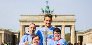 Schwimmerin Nicole Pietschmann (vorne l-r) Kanutin Juliana Rößler, Leichtathlet Marko Fähling (hinten,l-r) und Tennisspieler Louis Kleemeyer stellen die Fackel vor.