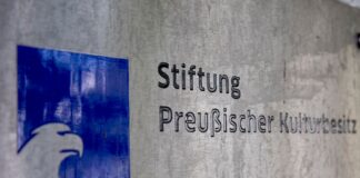 Das Logo der Stiftung Preußischer Kulturbesitz (SPK) ist am Tor zur Villa von der Heyd zu sehen.