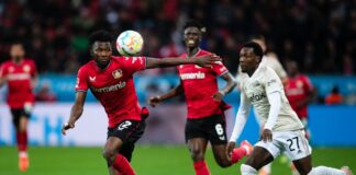 Leverkusens Edmond Tapsoba (l) und Berlins Sheraldo Becker kämpfen um den Ball.