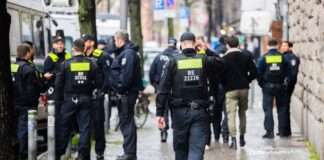 Polizeikräfte kontrollieren, ob das Verbot einer pro-palästinensischen Demonstration eingehalten wird.