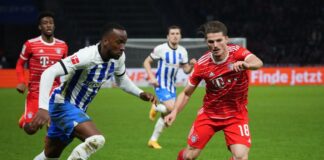 Herthas Dodi Lukebakio (l) gegen Bayerns Marcel Sabitzer (r).