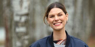 Eva Briegel, Sängerin der Band Juli, lässt sich bei einem Fototermin beim Landhaus Siebenwasser fotografieren.