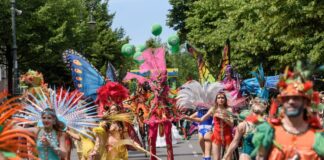 Kunterbunt: Der Karneval der Kulturen. Foto: IMAGO / Christian Spicker