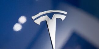 Auf einem Fahrzeug ist das Tesla-Logo zu sehen.