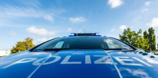 Auf der Motorhaube eines Streifenwagens steht der Schriftzug «Polizei».