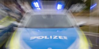 Ein Streifenwagen der Polizei mit eingeschaltetem Blaulicht.