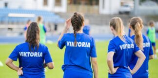 Spielerinnen der Frauenmannschaft von FC Viktoria 1889 Berlin beim Training im Stadion Lichterfelde.