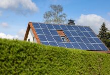 Solarpaneelen sind auf dem Dach eines Einfamilienhauses angebracht.