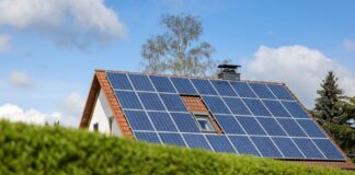 Solarpaneelen sind auf dem Dach eines Einfamilienhauses angebracht.