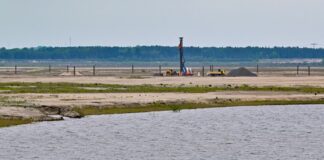 Blick auf die Baustelle für eine schwimmende Photovoltaik-Anlage.