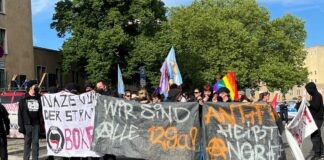 Demonstranten aus dem linken Spektrum demonstrieren gegen das Urteil im Prozess um Lina E.