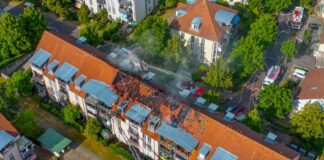 Die Feuerwehr löst einen Brand in einem Mehrfamilienhaus.