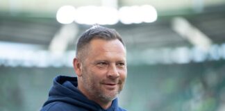 Berlins Trainer Pal Dardai ist vor einem Spiel im Stadion.