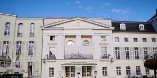 Blauer Himmel über dem Deutschen Theater.