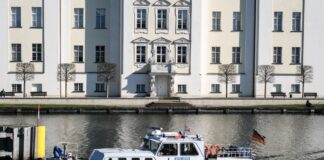 Ein Boot der Wasserschutzpolizei fährt auf der Dahme am Schloss Köpenick vorbei.