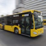 Ein Bus der BVG fährt am Zoologischen Garten in Berlin vorbei.
