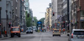 Autos fahren auf der Friedrichstraße.