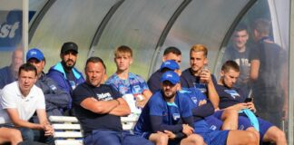 Herthas Cheftrainer Pal Dardai (M) sitzt neben Sportdirektor Benjamin Weber (l) und Herthas Co-Trainer Admir Hamzagic (r) auf einer weißen Gartenbank.